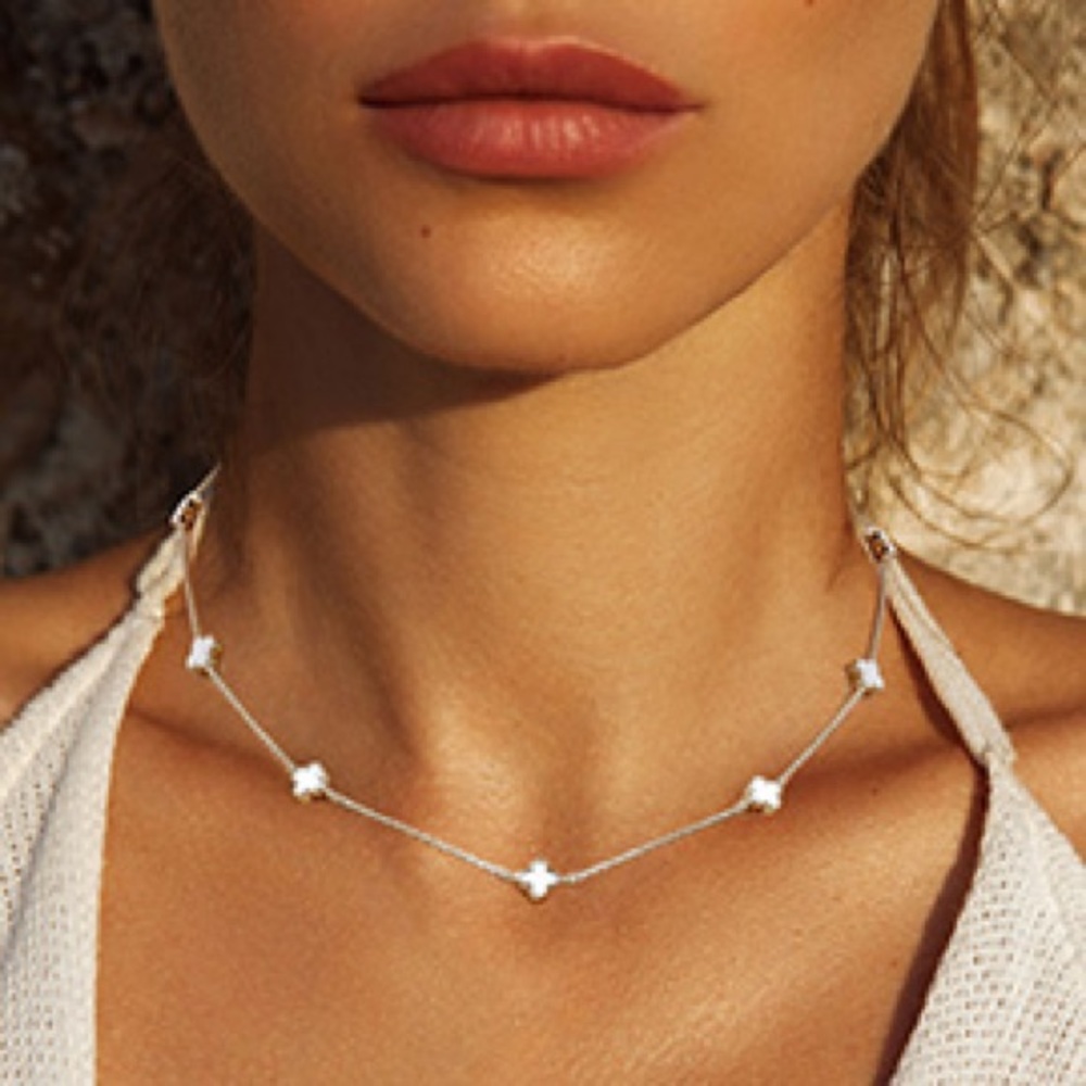 WHITE GOLD QUATREFOIL MINI STATION NECKLACE - Picture 2 of 3